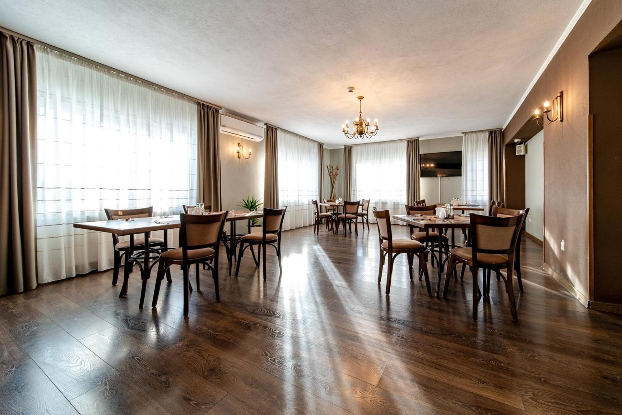 Areo Hotel & Restaurant Bradesti Exteriör bild