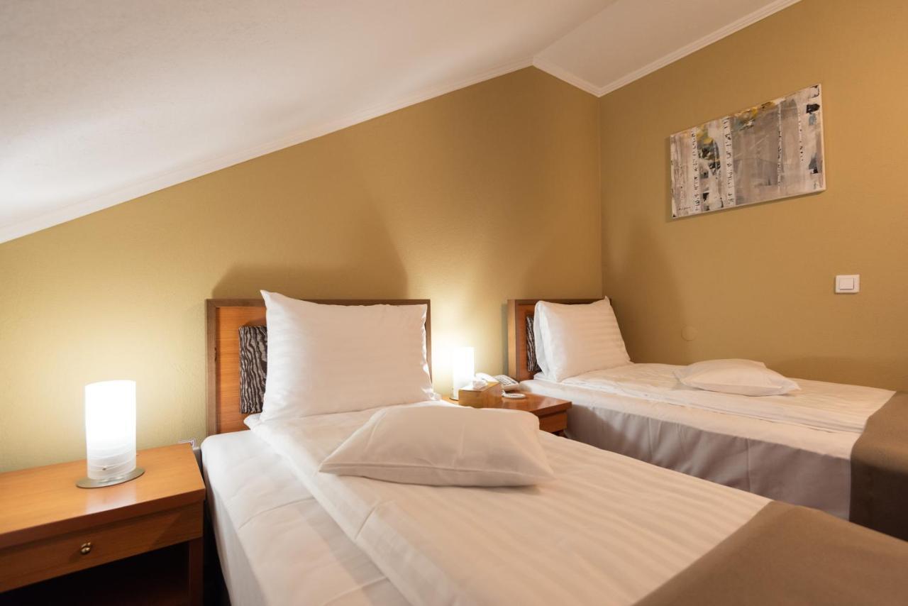 Areo Hotel & Restaurant Bradesti Exteriör bild